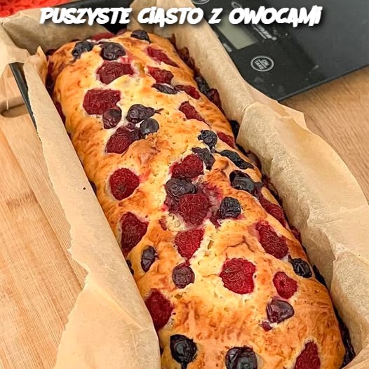 Puszyste ciasto z owocami – przepis krok po kroku