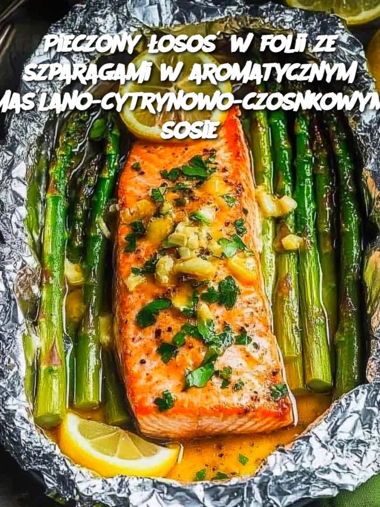 Pieczony łosoś w folii ze szparagami w aromatycznym maślano-cytrynowo-czosnkowym sosie
